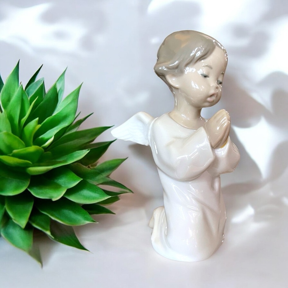 Lladró Angel Praying Figurine #4962 - Picture 9 of 16